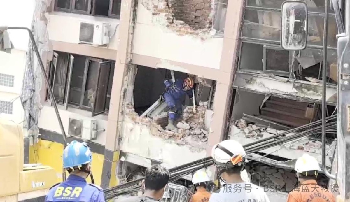 蓝天救援队参与城市破拆救援现场